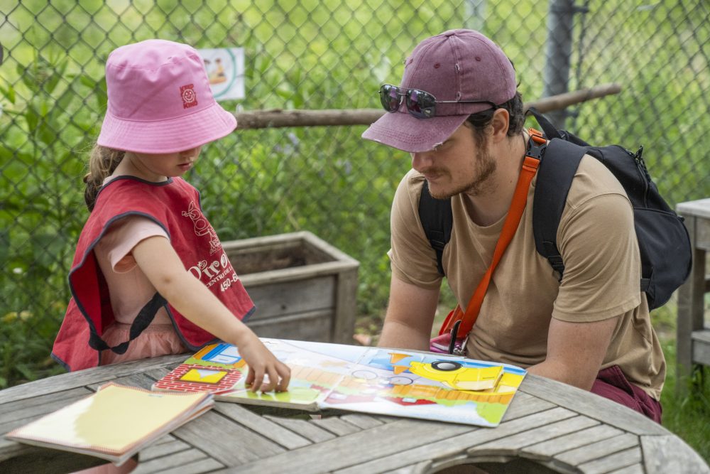 Un éducateur du CPE Pirouette avec un enfant du CPE.